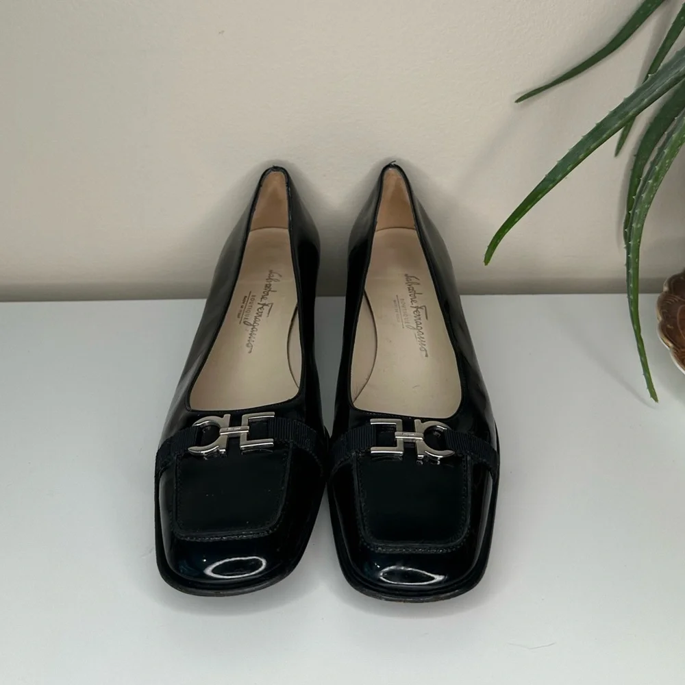 SALVATORE FERRAGAMO Vintage Letizia Black Patent Leather Pumps 7.5B | Gancini - Picture 5 of 10